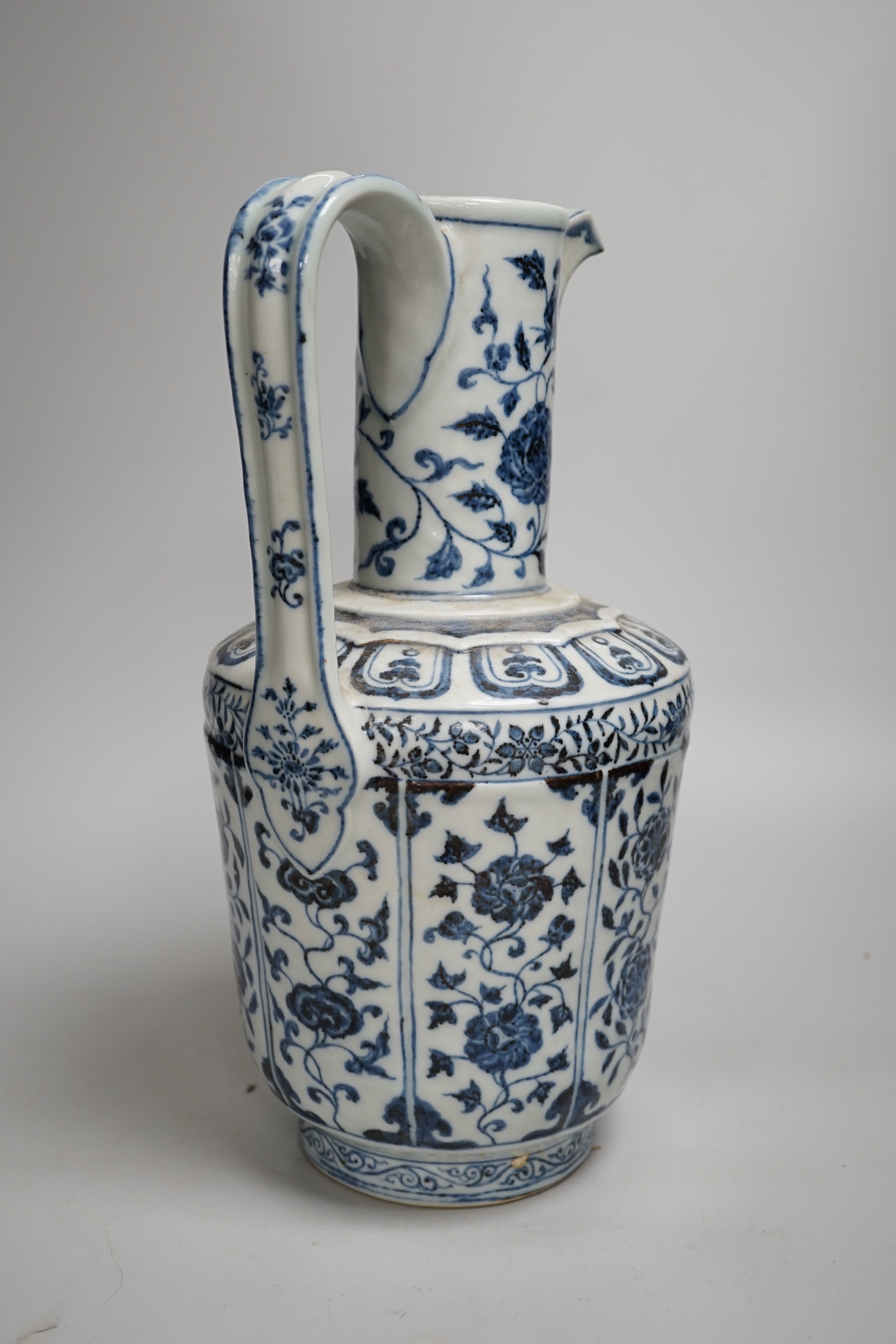 A large Chinese blue and white ewer, 36cm